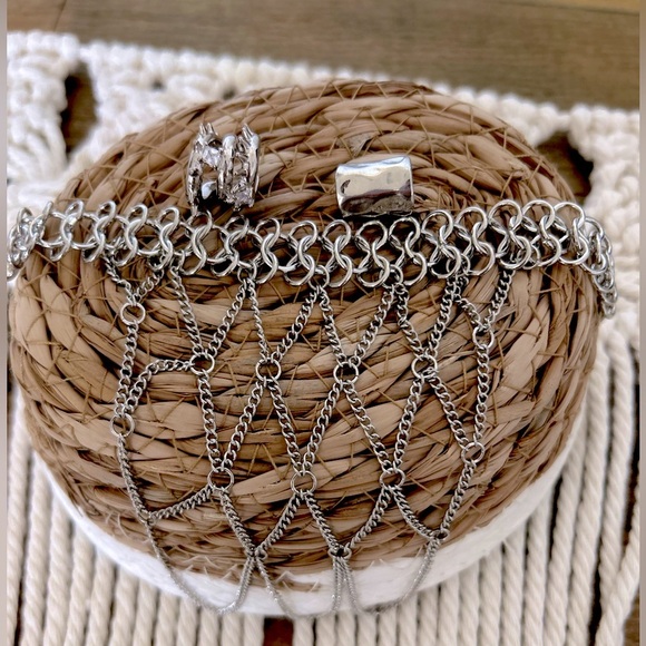 URBAN OUTFITTERS Bundle of Silver Chain Bracelet and ear cuff earrings set of 2 - Picture 3 of 13